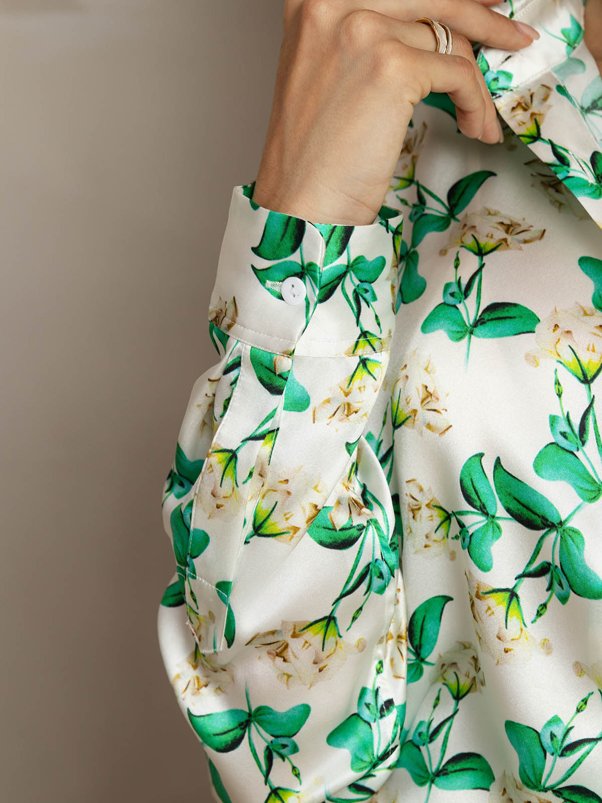 Camisa Elegante con Cuello de Seda