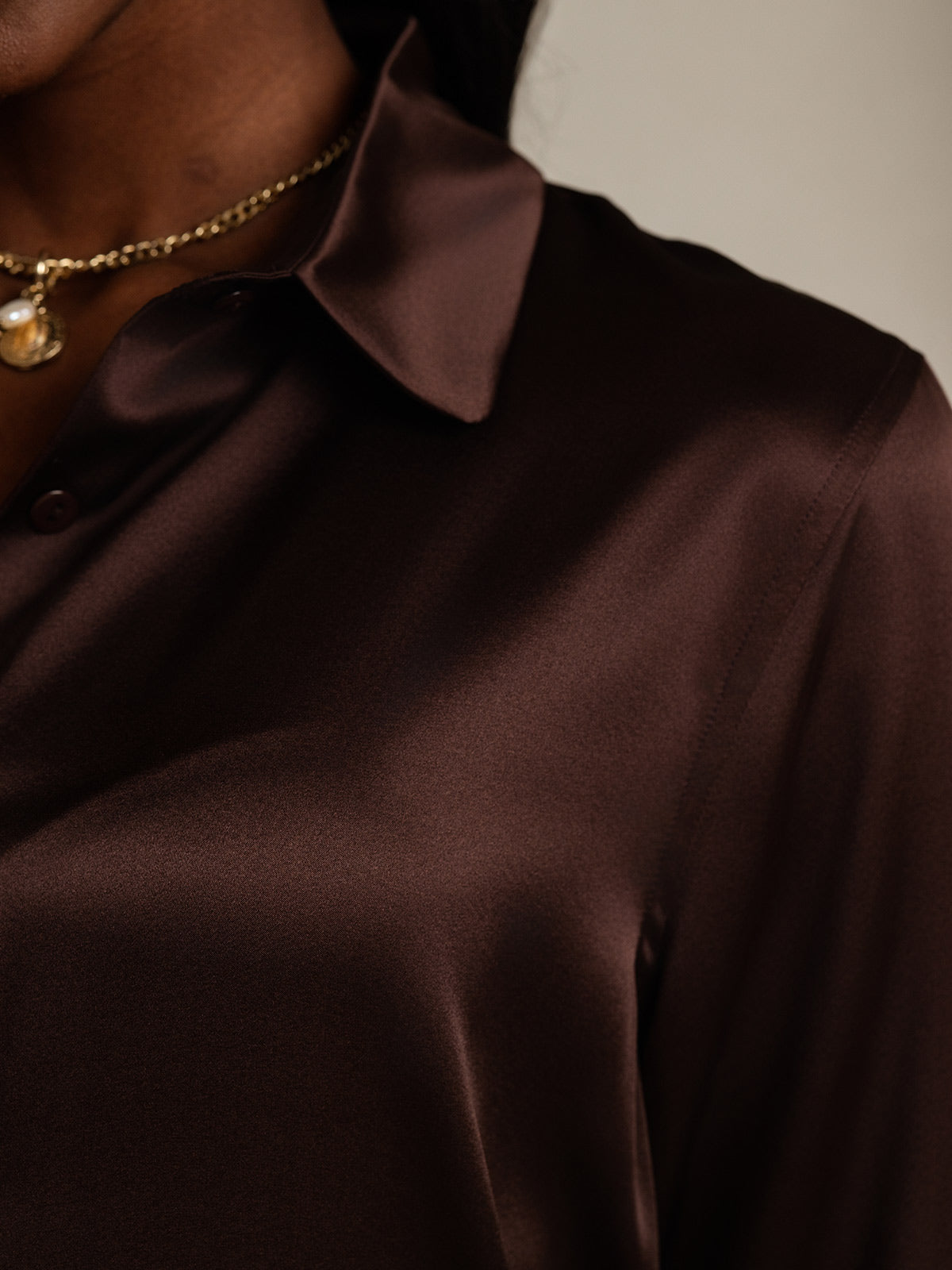 Camisa Elegante con Cuello de Seda