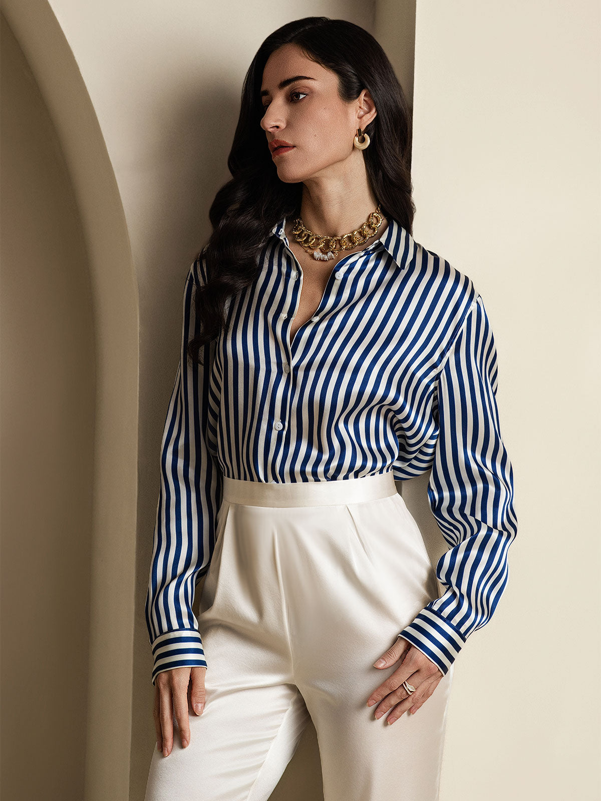 Camisa Elegante con Cuello de Seda
