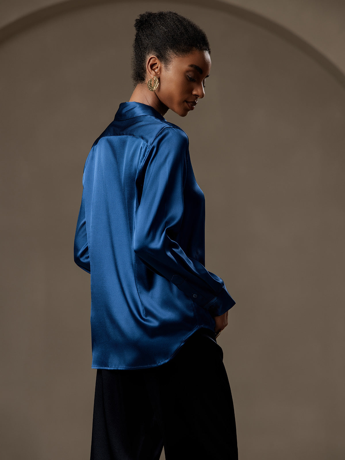 Camisa Elegante con Cuello de Seda