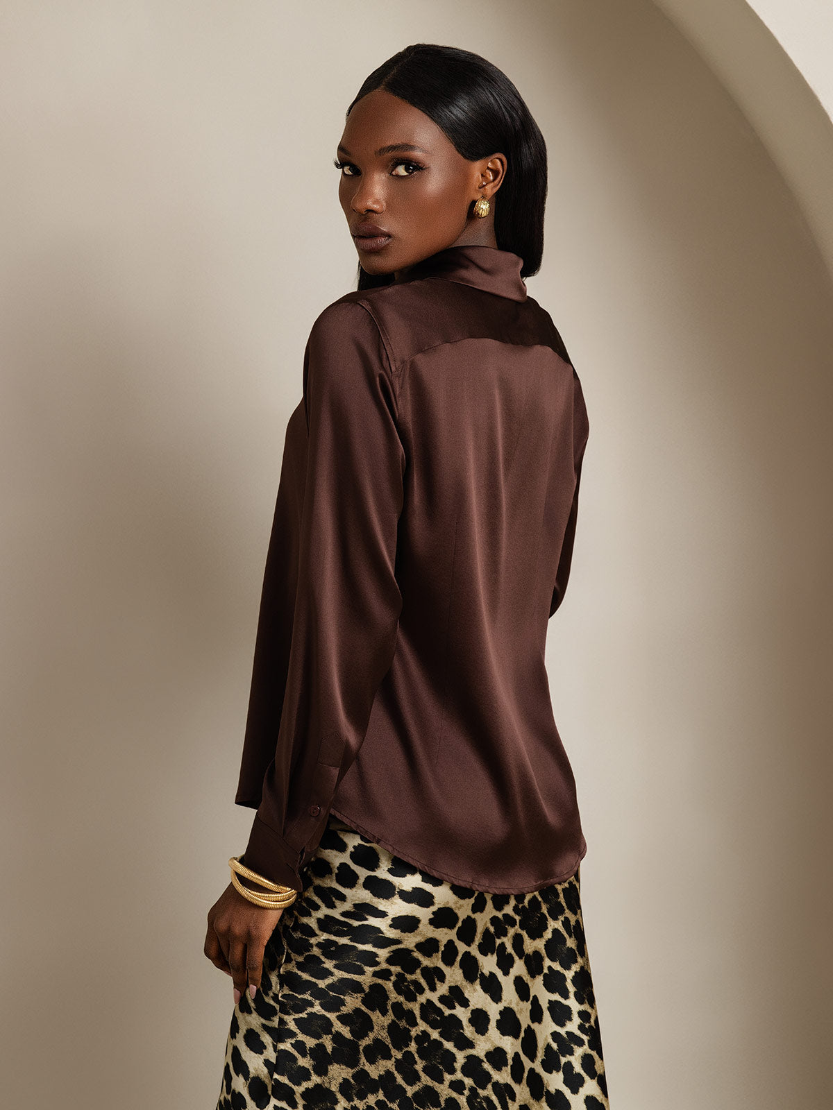 Camisa Elegante con Cuello de Seda