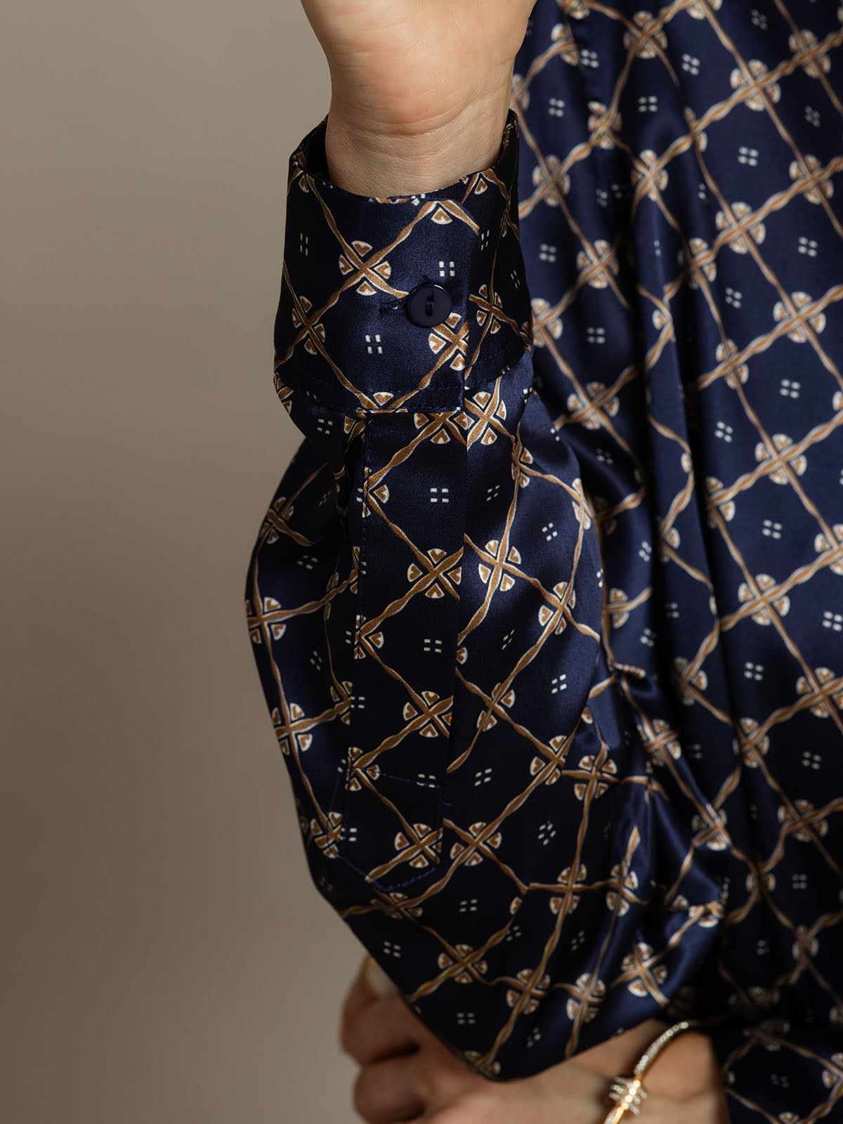 Camisa Elegante con Cuello de Seda